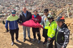 Resguardan bandera gigante de Oruro en el cerro Pie de Gallo