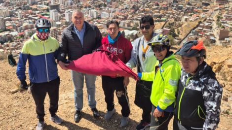 Resguardan bandera gigante de Oruro en el cerro Pie de Gallo