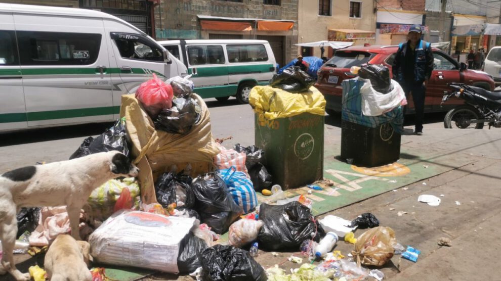 Contenedor soterrado en estado crítico en el mercado Bolívar