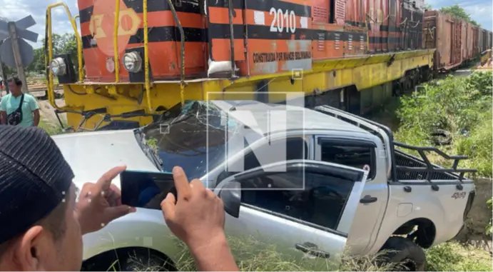 Choque entre tren y camioneta en Santa Cruz