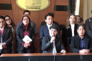 Gobernador Damián Condori habla junto a sus colaboradores