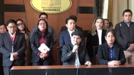 Gobernador Damián Condori habla junto a sus colaboradores