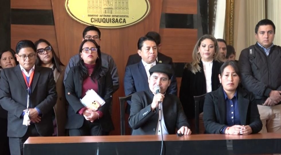 Gobernador Damián Condori habla junto a sus colaboradores