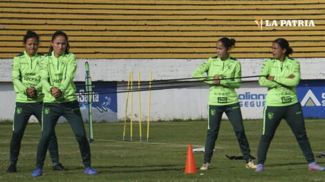 Selección femenina de Bolivia se prepara para enfrentar a Colombia