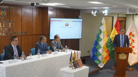 Ministro de Economía José Gabriel Espinoza posesiona a nuevos ejecutivos de Impuestos y Aduana Nacional