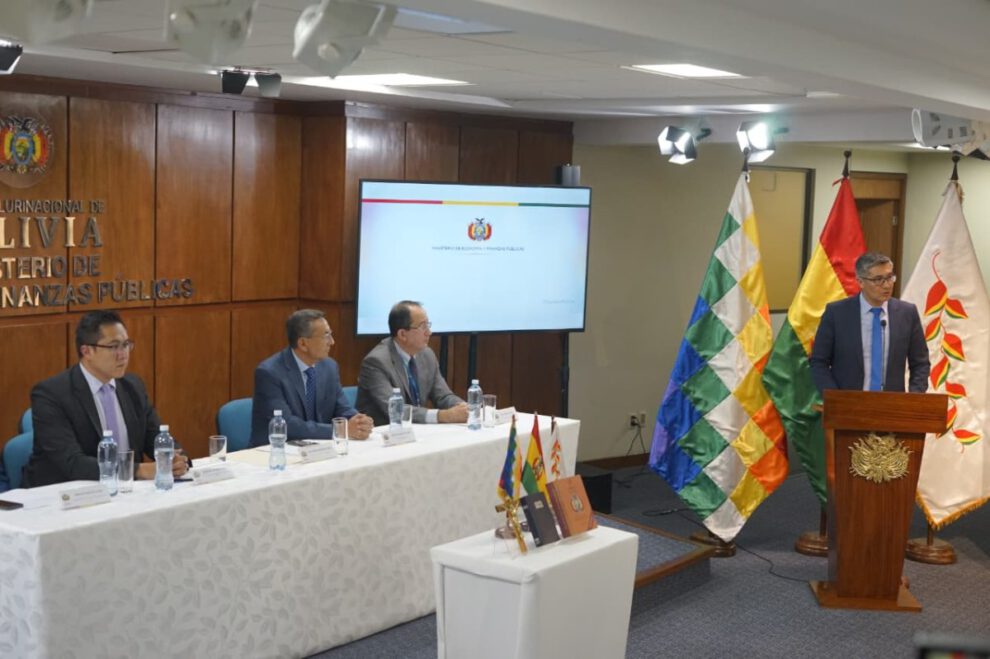 Ministro de Economía José Gabriel Espinoza posesiona a nuevos ejecutivos de Impuestos y Aduana Nacional