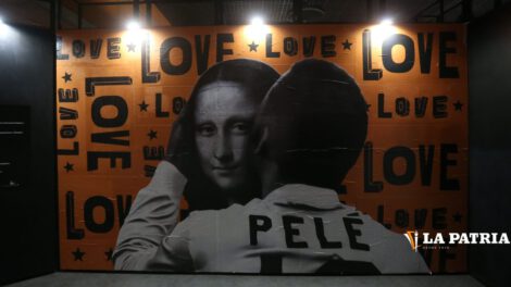 Montaje gráfico de Pelé con la Gioconda en el Museo Pelé