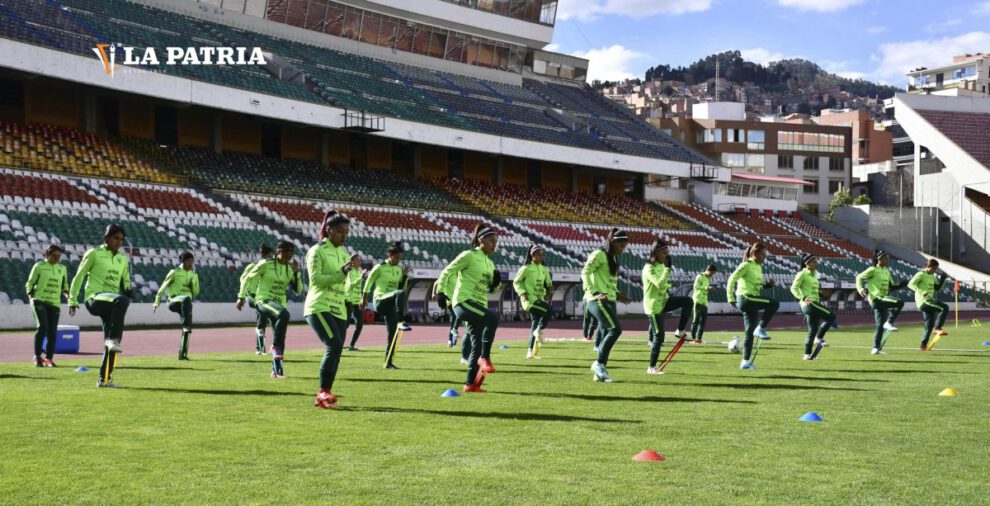 Seleccionado femenino se entrena para enfrentar a Colombia