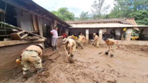 Riada en Samaipata: vecinos luchan por recuperar sus pertenencias