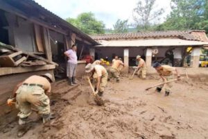 Riada en Samaipata: vecinos luchan por recuperar sus pertenencias