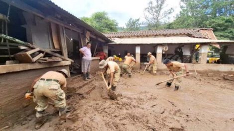 Riada en Samaipata: vecinos luchan por recuperar sus pertenencias