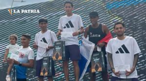 Héctor Garibay en el podio de la media maratón de Panamá