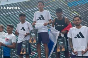 Héctor Garibay en el podio de la media maratón de Panamá