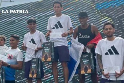 Héctor Garibay en el podio de la media maratón de Panamá