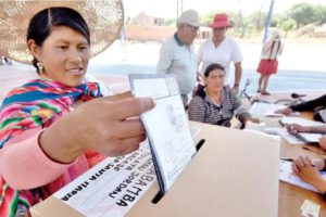una persona votando en elecciones subnacionales en Bolivia