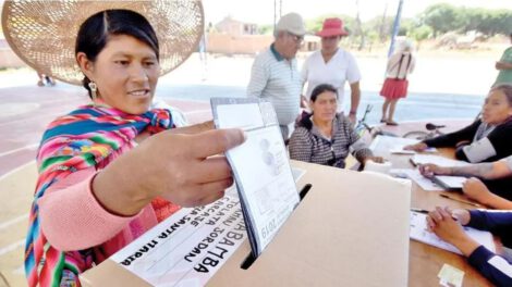 una persona votando en elecciones subnacionales en Bolivia