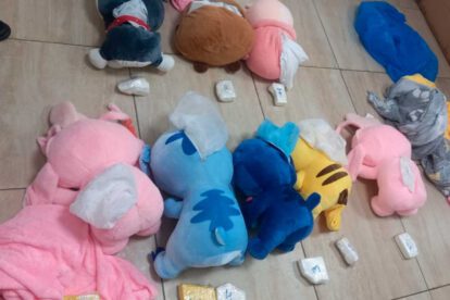 Detención de mujer boliviana con cocaína en peluches