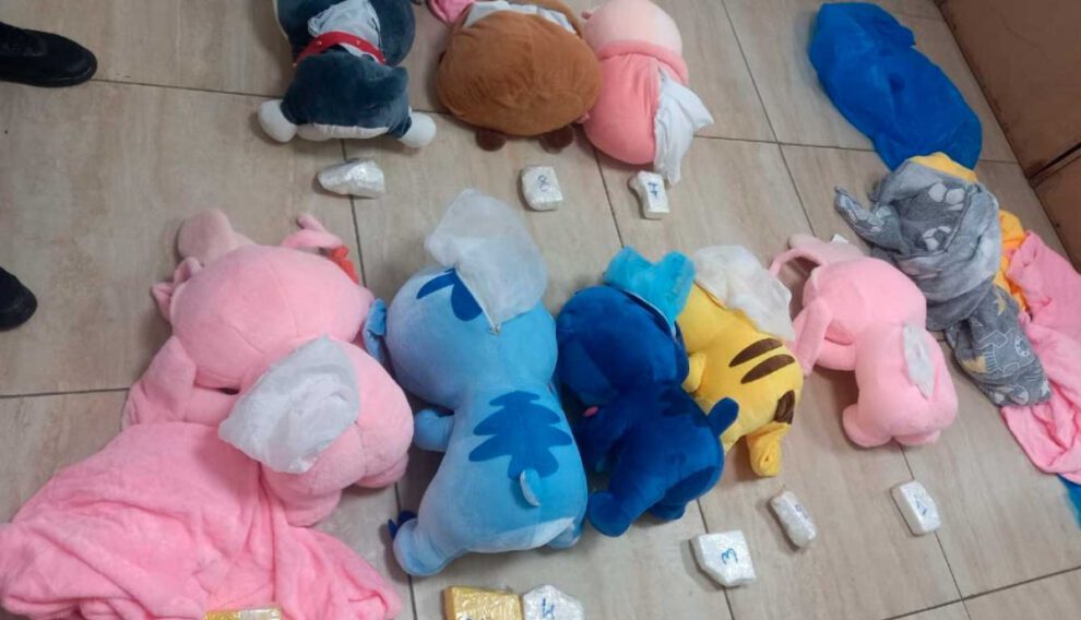 Detención de mujer boliviana con cocaína en peluches