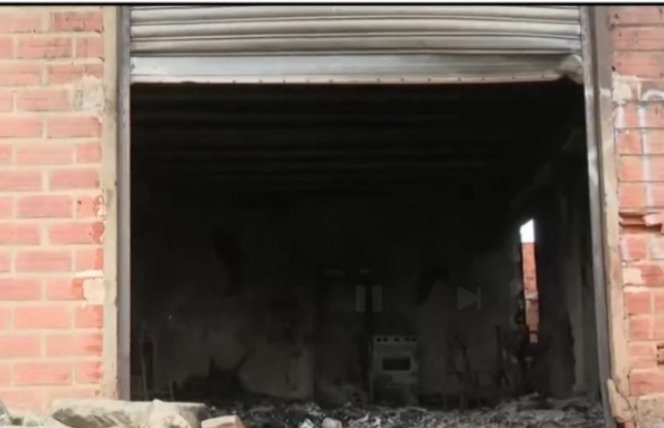 Incendio vivienda El Alto tras hallazgo de vehículo robado