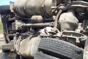 Cisterna con diésel vuelca en la carretera hacia Paraguay