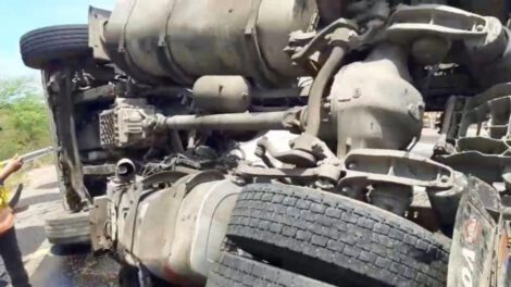 Cisterna con diésel vuelca en la carretera hacia Paraguay