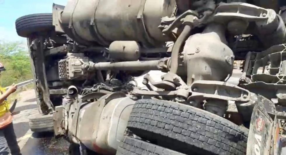 Cisterna con diésel vuelca en la carretera hacia Paraguay