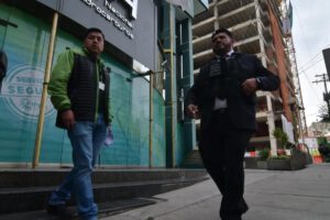 Fiscalía registra oficinas de la ANH por irregularidades en YPFB