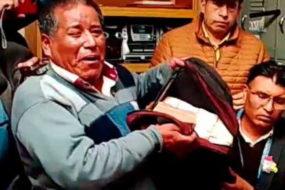 Devolución de dinero por Richard Calle en acto público