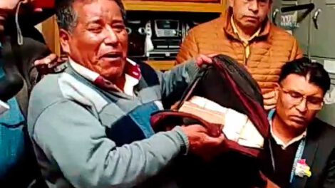 Devolución de dinero por Richard Calle en acto público