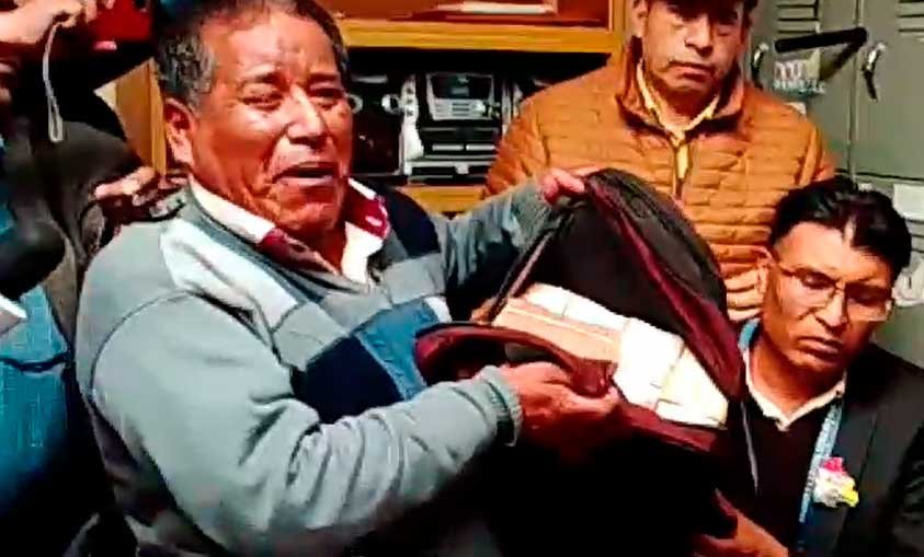 Devolución de dinero por Richard Calle en acto público