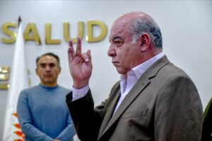Nuevo gerente de la CNS Walter Germán Hoyos durante el acto de posesión