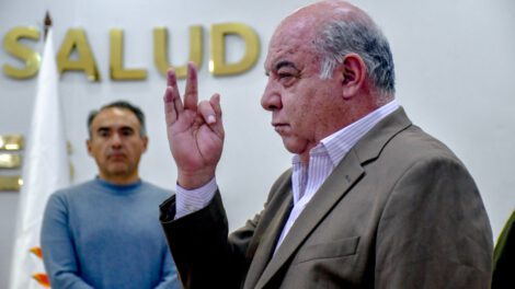 Nuevo gerente de la CNS Walter Germán Hoyos durante el acto de posesión