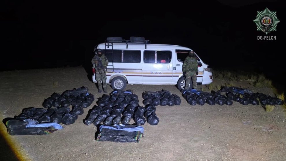 Secuestran minibús con marihuana en Potosí