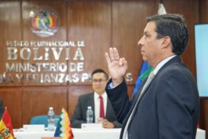 Carlos Jáuregui asume dirección de la Unidad de Investigaciones Financieras