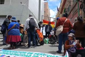 Personas con discapacidad protestan en Plaza Murillo