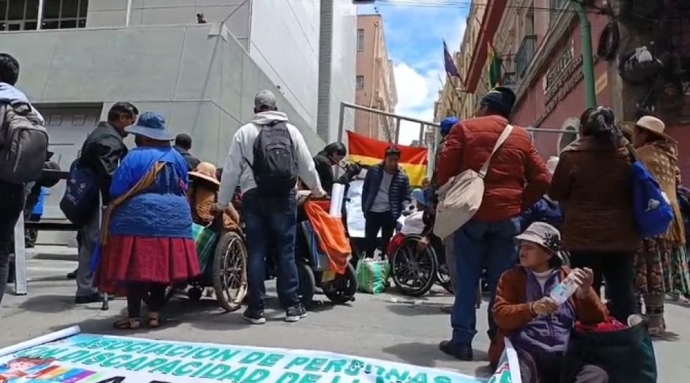Personas con discapacidad protestan en Plaza Murillo