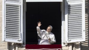 papa León XIV dirige la oración del Angelus