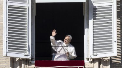 papa León XIV dirige la oración del Angelus