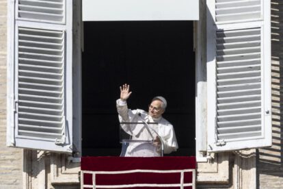 papa León XIV dirige la oración del Angelus