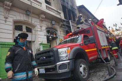 Incendio en galería comercial afecta a más de 30 artesanos en La Paz