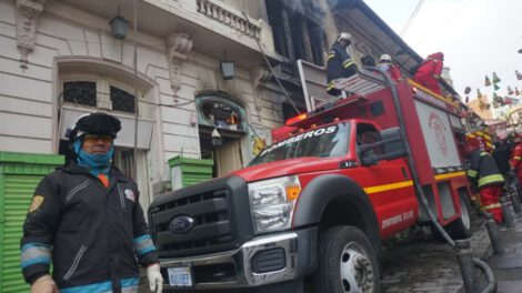 Incendio en galería comercial afecta a más de 30 artesanos en La Paz