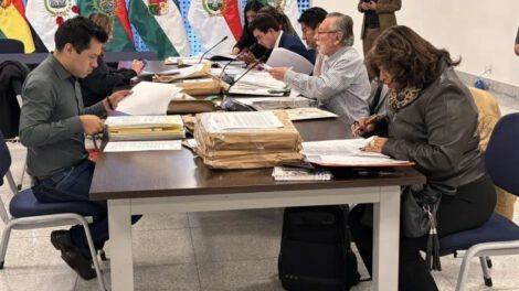 Revisión de postulantes al TSE por la Comisión Mixta de Constitución
