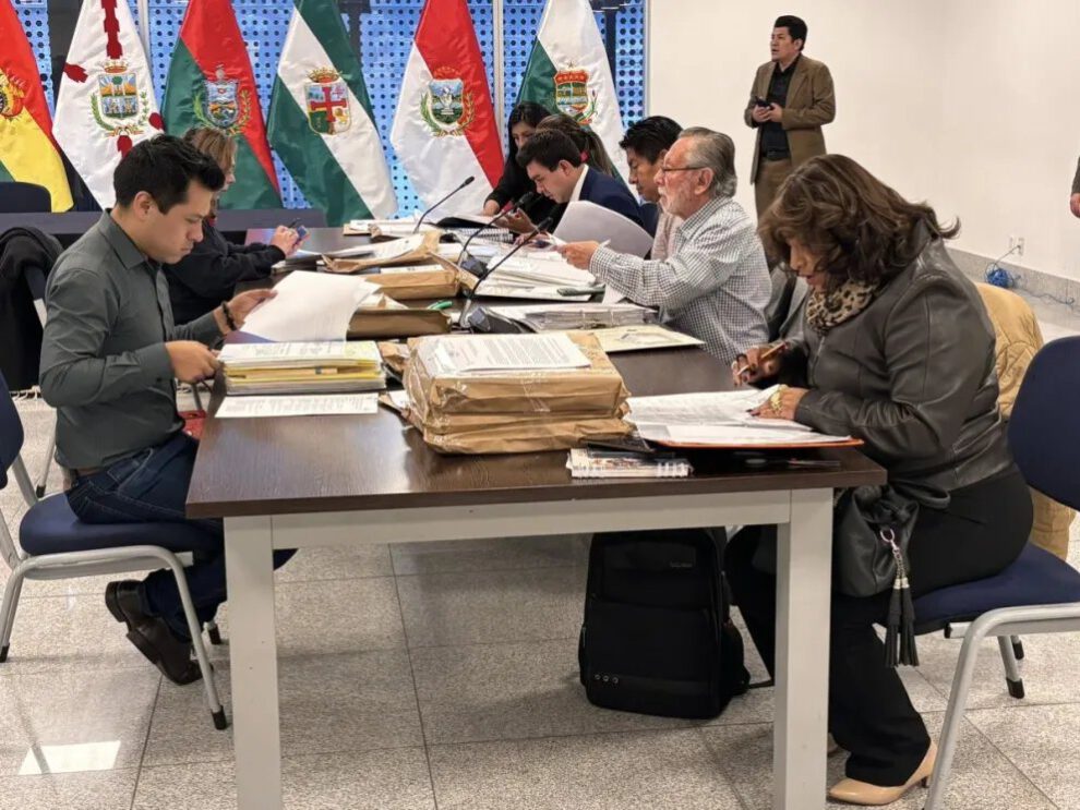 Revisión de postulantes al TSE por la Comisión Mixta de Constitución