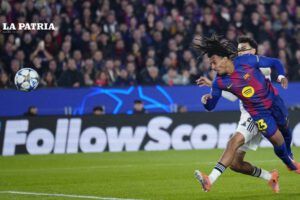 Jules Kounde rescata al Barcelona en la Champions League