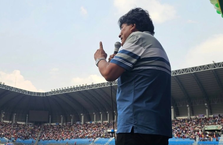 Evo Morales en una concentración con sus seguidores