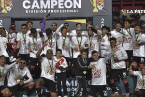 Jugadores del Always Ready celebran como campeones