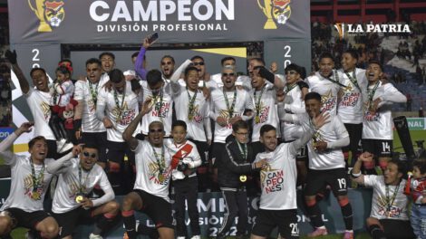 Jugadores del Always Ready celebran como campeones