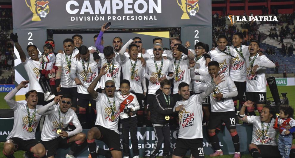 Jugadores del Always Ready celebran como campeones