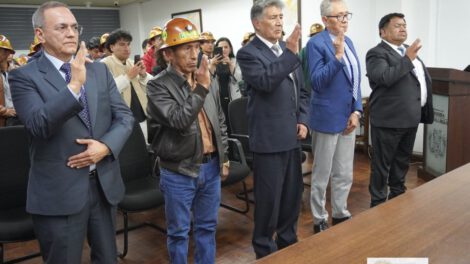 Hugo Marcelo Arzabe asume como nuevo gerente de la Empresa Metalúrgica Vinto