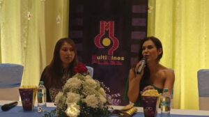 Carla Ortiz hablando con los asistentes a la presentación de su película Un Milagro de Navidad en La Paz